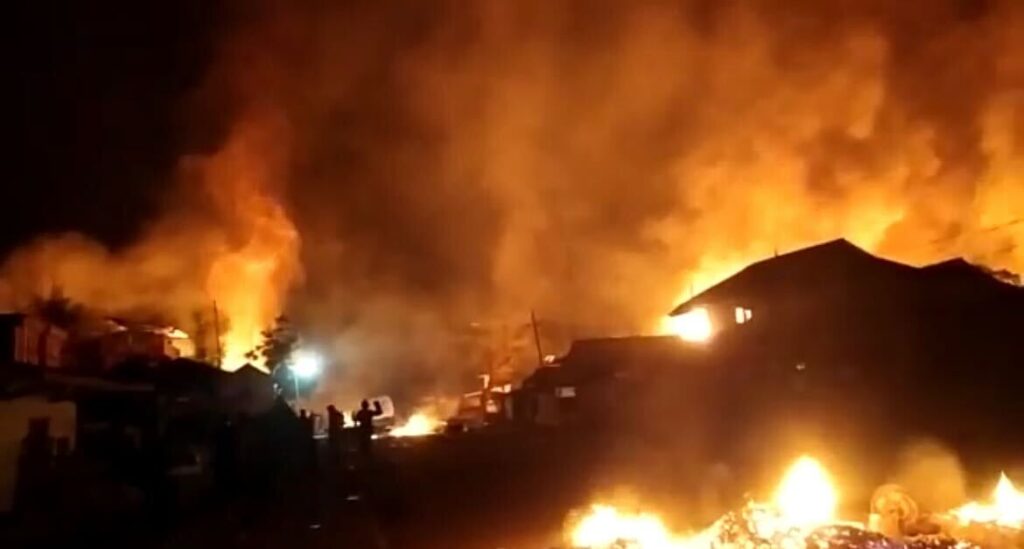Homes and businesses set on fire in the state of Manipur in northeast India, after clashes erupt between ethnic and religious communities, May 3, 2023. (Twitter video screenshot: used in accordance with Clause 27a of the Copyright Law)